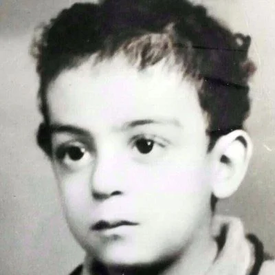 خمن من يكون؟.. هذا الطفل بات واحدا من عمالقة الفن في العالم... مساحة نت | خمن من يكون؟.. هذا الطفل بات واحدا من عمالقة الفن في العالم العربي وشارك مع أشهر النجوم وانتهت حياته بخطأ طبي قاتل