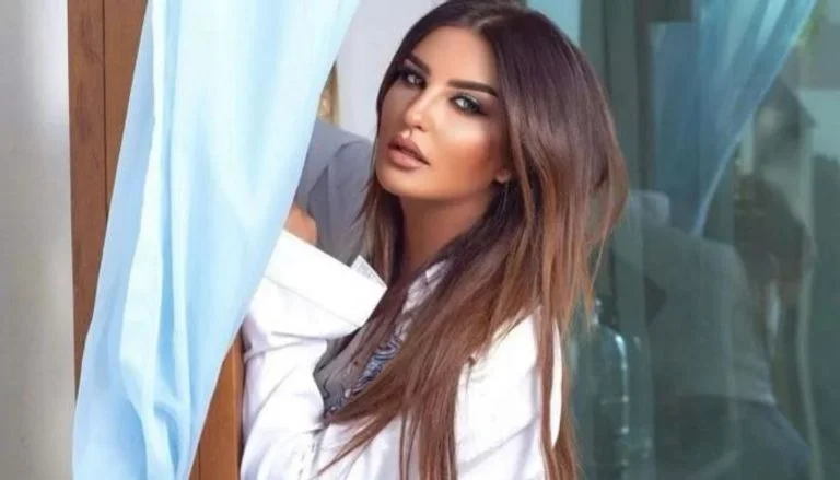 شاهد: معجب يريد تقبيل قدم الفنانة شذى حسون وردها صادم (فيديو) مساحة نت | شاهد: معجب يريد تقبيل قدم الفنانة شذى حسون وردها صادم (فيديو)