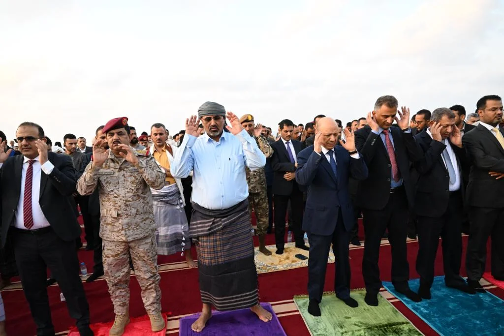العليمي والزبيدي مساحة نت | مراسل الجزيرة يلاحظ أمرا صادما في صورة جمعت العليمي والزبيدي خلال صلاة العيد.. تفاصيل