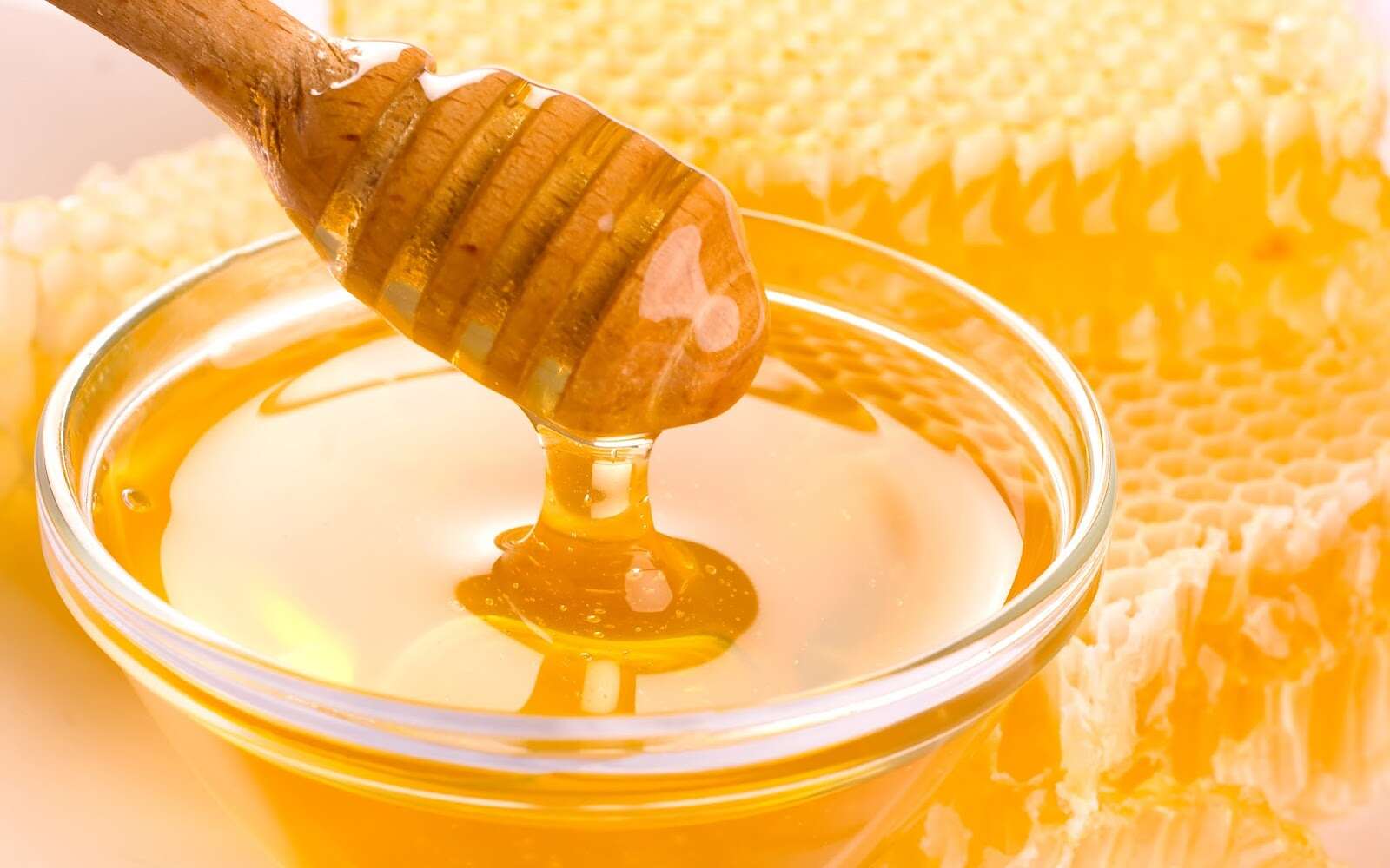 لن تصدِّق ماذا يحدث لجسمك إن تناولت العسل يوميًا على الريق؟
